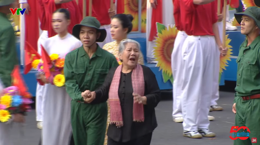 NSƯT hóa thân thành người mẹ đi tìm con đầy xúc động tại Đại lễ 30/4: Từng biểu diễn giữa bom đạn thời chiến, nhiều lần được gặp Bác Hồ - ảnh 2