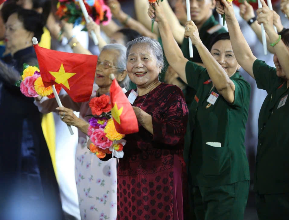 NSƯT hóa thân thành người mẹ đi tìm con đầy xúc động tại Đại lễ 30/4: Từng biểu diễn giữa bom đạn thời chiến, nhiều lần được gặp Bác Hồ - ảnh 8