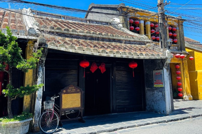Ngôi nhà gỗ lim của thương nhân thuốc Bắc, được ví như 'di tích sống' của khu phố đẹp nhất Việt Nam- Ảnh 1. Ngôi nhà gỗ lim của thương nhân thuốc Bắc, được ví như 'di tích sống' của khu phố đẹp nhất Việt Nam- Ảnh 1.
