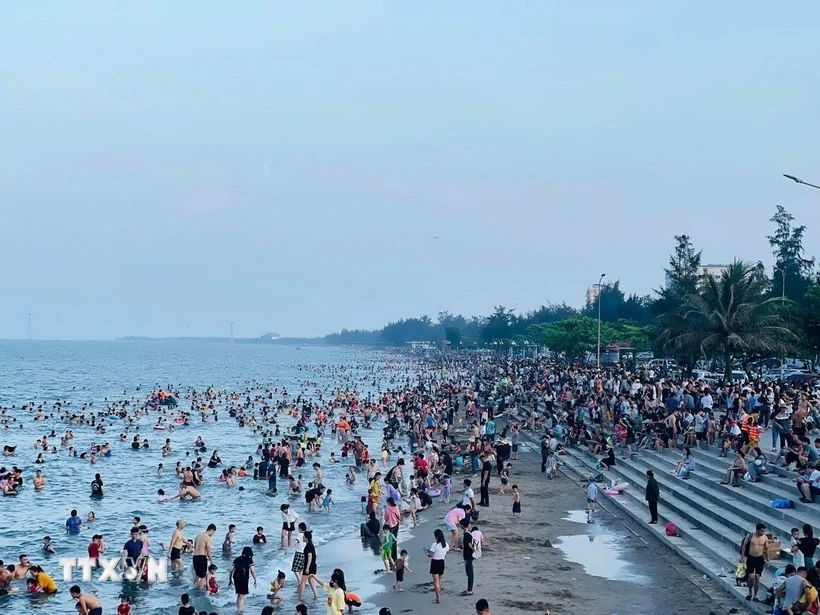 Biển người đổ về Sầm Sơn, Cửa Lò, nghỉ lễ 30/4 thành 'mùa cao điểm' du lịch - ảnh 3