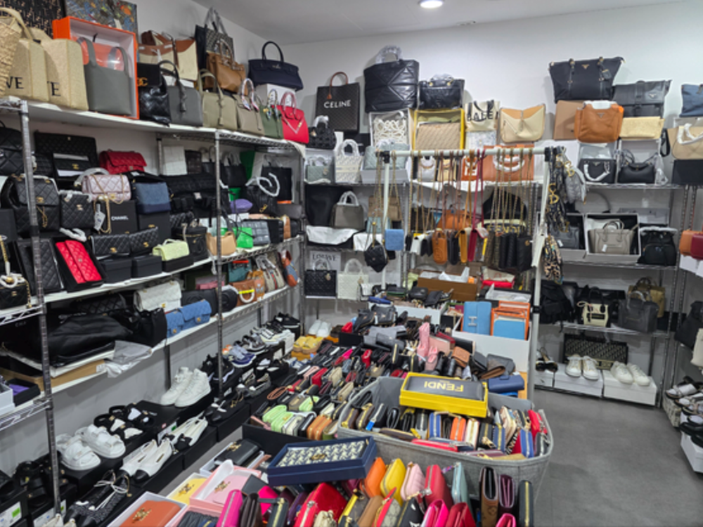 Vấn nạn ở nền kinh tế lớn thứ 4 châu Á: Hàng hiệu bị làm giả tràn lan, Chanel, Louis Vuitton đứng đầu bảng - ảnh 1