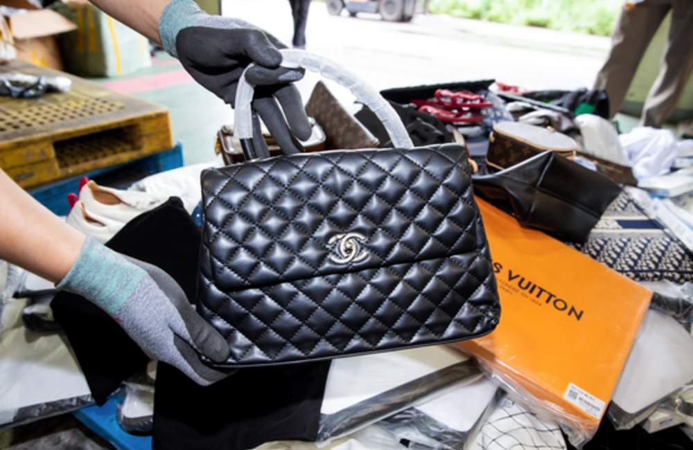 Vấn nạn ở nền kinh tế lớn thứ 4 châu Á: Hàng hiệu bị làm giả tràn lan, Chanel, Louis Vuitton đứng đầu bảng - ảnh 2
