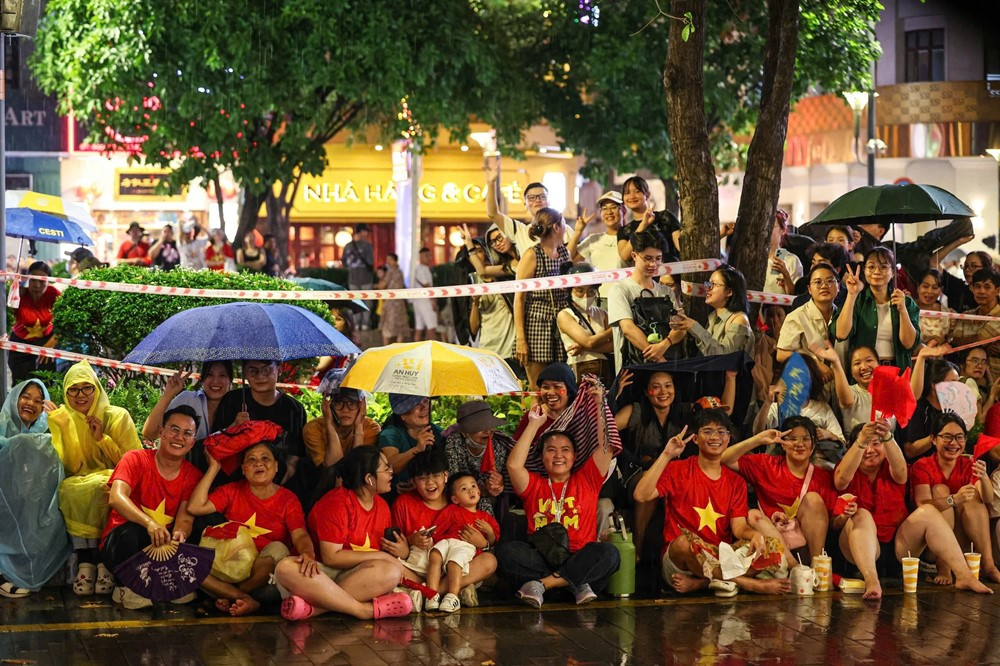 TP. Hồ Chí Minh đón 1,95 triệu lượt khách trong 5 ngày lễ, lập kỷ lục về doanh thu, ước đạt 7.138 tỷ đồng - ảnh 1