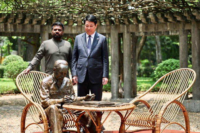 Chủ tịch nước Lương Cường cùng Tổng thống Sri Lanka thăm Khu di tích Chủ tịch Hồ Chí Minh ảnh 1