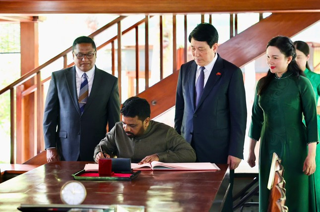 Chủ tịch nước Lương Cường cùng Tổng thống Sri Lanka thăm Khu di tích Chủ tịch Hồ Chí Minh ảnh 3