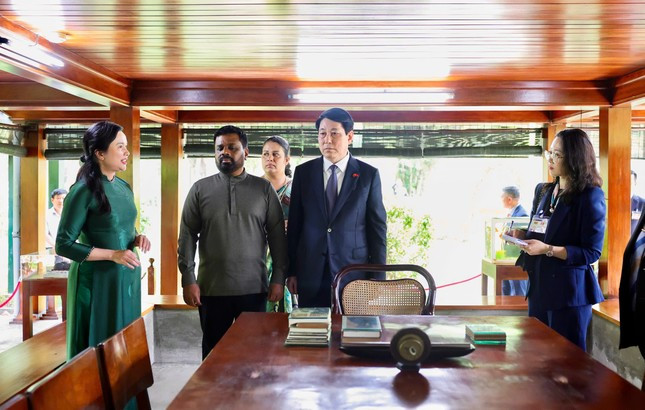 Chủ tịch nước Lương Cường cùng Tổng thống Sri Lanka thăm Khu di tích Chủ tịch Hồ Chí Minh ảnh 2