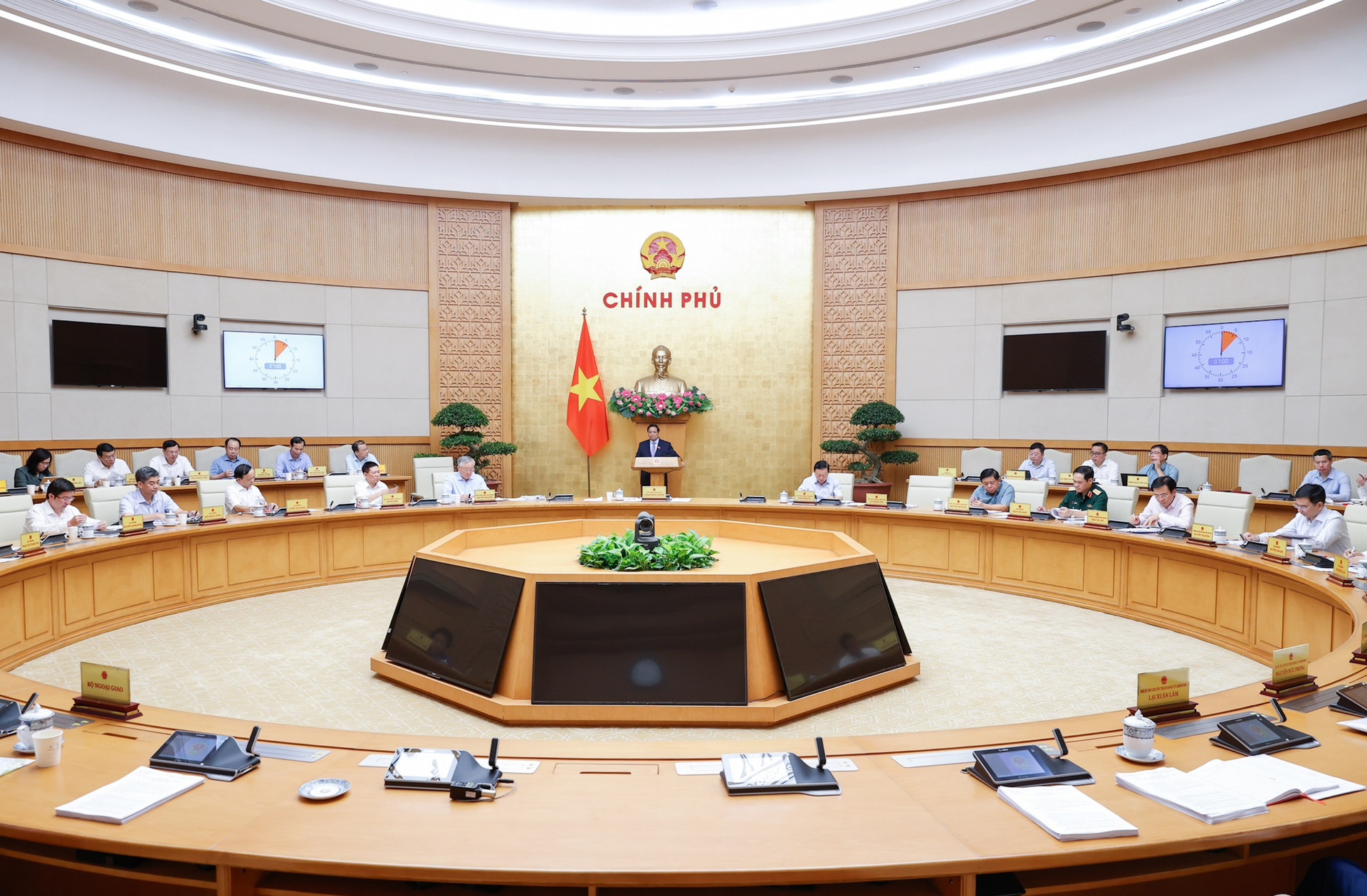 Thủ tướng: Hoàn thành khối lượng công việc lớn, nhiều nhiệm vụ quan trọng trong tháng 4- Ảnh 1. Thủ tướng: Hoàn thành khối lượng công việc lớn, nhiều nhiệm vụ quan trọng trong tháng 4- Ảnh 1.