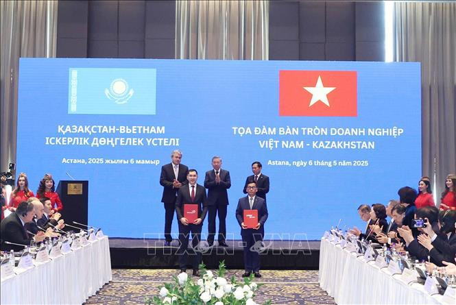 Tổng Bí thư Tô Lâm dự Tọa đàm bàn tròn doanh nghiệp Việt Nam - Kazakhstan- Ảnh 5. Tổng Bí thư Tô Lâm dự Tọa đàm bàn tròn doanh nghiệp Việt Nam - Kazakhstan- Ảnh 5.