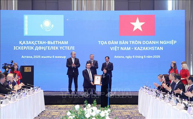 Tổng Bí thư Tô Lâm dự Tọa đàm bàn tròn doanh nghiệp Việt Nam - Kazakhstan- Ảnh 4. Tổng Bí thư Tô Lâm dự Tọa đàm bàn tròn doanh nghiệp Việt Nam - Kazakhstan- Ảnh 4.