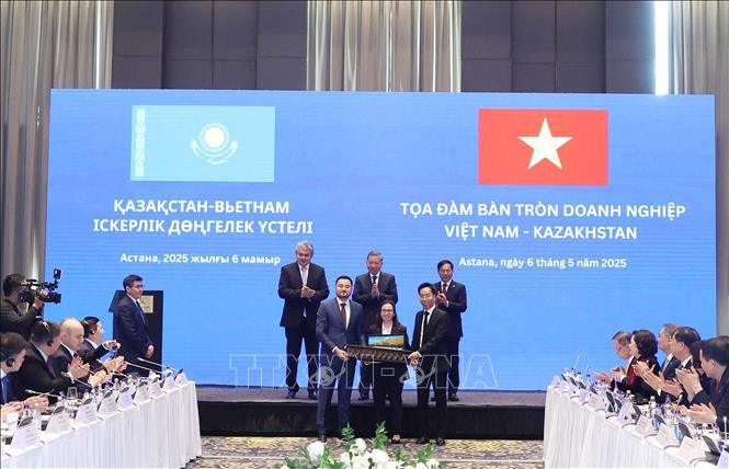 Tổng Bí thư Tô Lâm dự Tọa đàm bàn tròn doanh nghiệp Việt Nam - Kazakhstan- Ảnh 7. Tổng Bí thư Tô Lâm dự Tọa đàm bàn tròn doanh nghiệp Việt Nam - Kazakhstan- Ảnh 7.