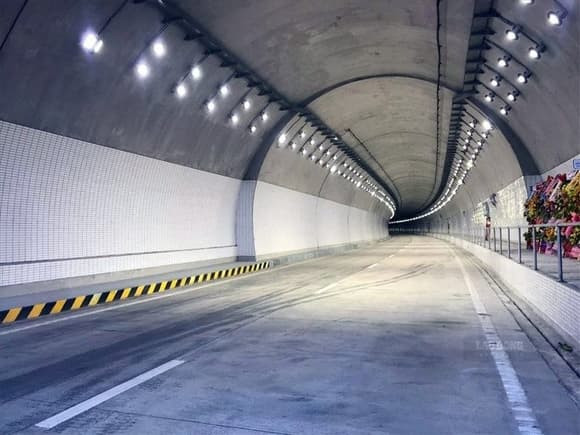 Cung đường đèo ven biển đẹp nhất Việt Nam, sở hữu hầm đường bộ dài nhất Đông Nam Á, chi phí đầu tư xây dựng hơn 3.000 tỷ đồng- Ảnh 4. Cung đường đèo ven biển đẹp nhất Việt Nam, sở hữu hầm đường bộ dài nhất Đông Nam Á, chi phí đầu tư xây dựng hơn 3.000 tỷ đồng- Ảnh 4.