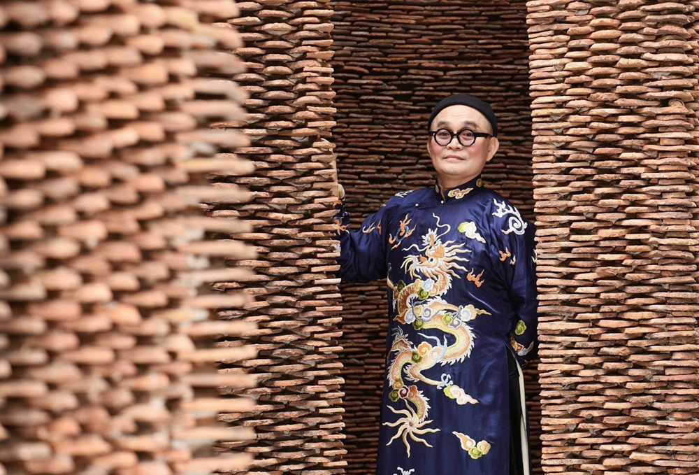 Danh hài nổi tiếng khắp Việt Nam mất tới 8 năm sưu tầm 5 triệu viên ngói cổ, xây biệt phủ rộng 5.000m2: Được Tạp chí Ý đánh giá là dự án kiến trúc tốt nhất thế giới - ảnh 2