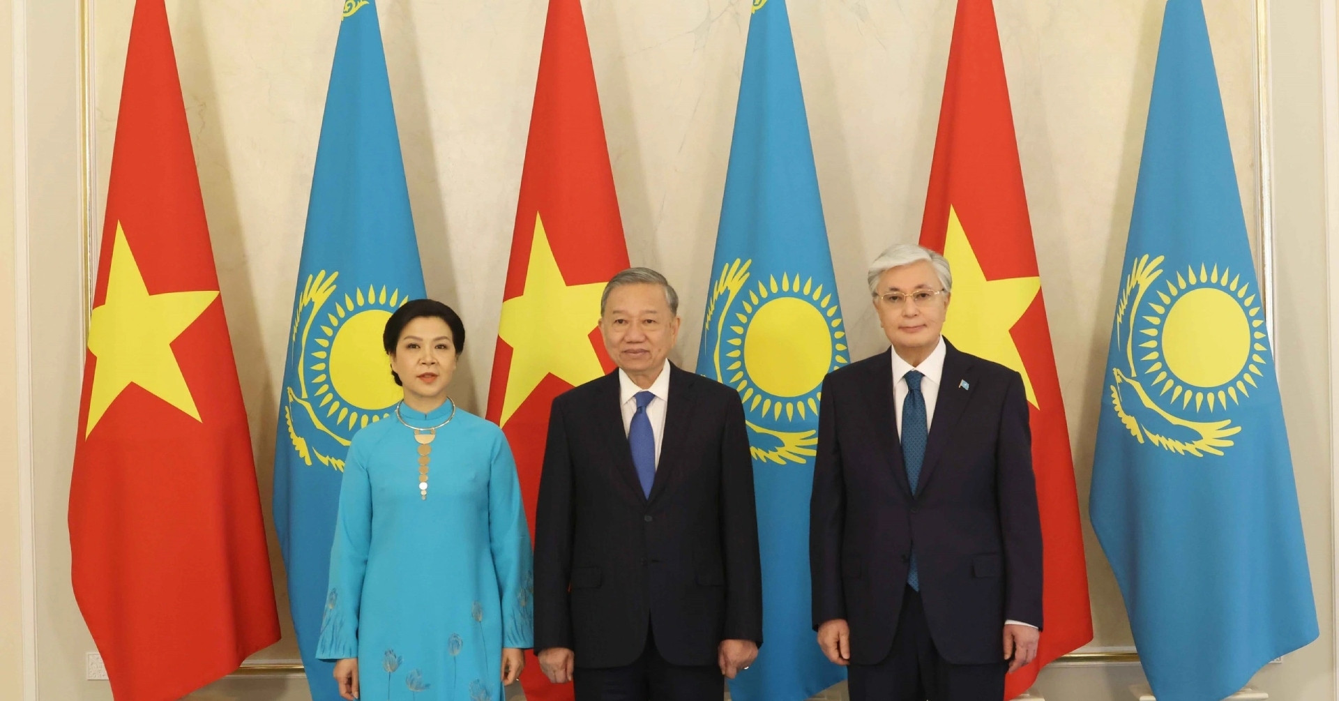 Tổng thống Kazakhstan chủ trì lễ đón Tổng Bí thư Tô Lâm và Phu nhân