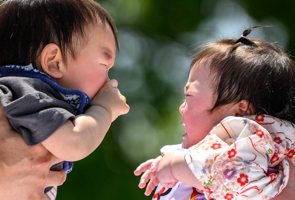Nền kinh tế lớn thứ 4 thế giới lung lay: Người dân nợ nần ngập đầu, số lượng trẻ em bất ngờ giảm sốc với tốc độ không tưởng - ảnh 1