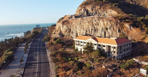 Biệt thự bỏ hoang gần 20 năm trên sườn dốc Vũng Tàu: Kiến trúc Pháp lộng lẫy với địa thế lưng tựa đồi, mặt hướng biển