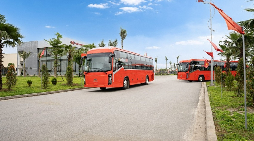 Hãng xe Việt Kim Long Motor vừa bàn giao thêm cho đối tác 47 xe chở khách