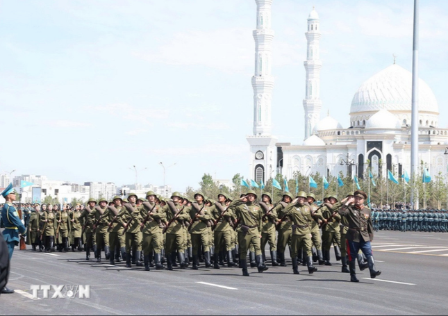Tổng Bí thư Tô Lâm dự duyệt binh kỷ niệm Chiến thắng phát-xít tại Kazakhstan ảnh 2