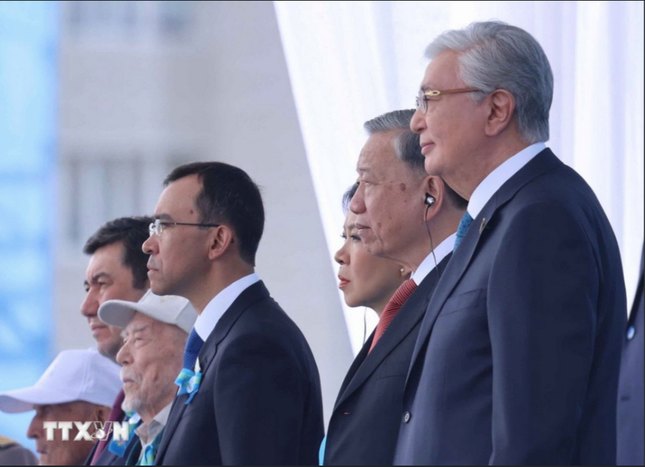 Tổng Bí thư Tô Lâm dự duyệt binh kỷ niệm Chiến thắng phát-xít tại Kazakhstan ảnh 1