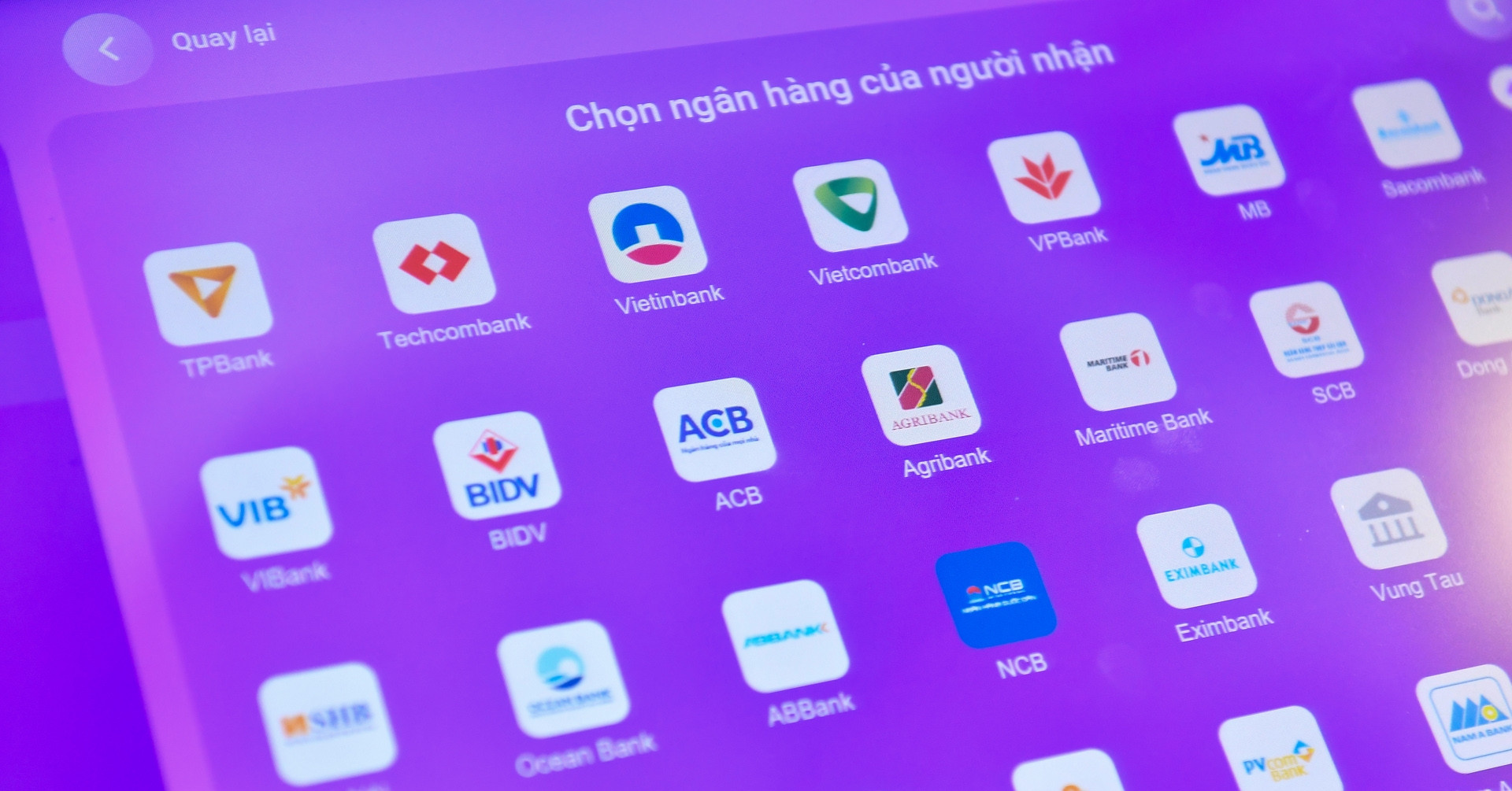 Sở hữu chéo ngân hàng: 'Lách luật' bằng chiêu nhờ người đứng tên hộ