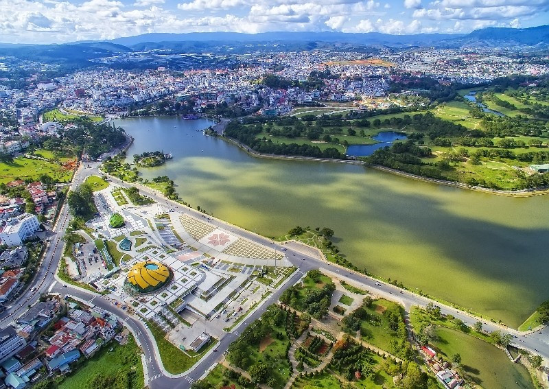 Sau sáp nhập, tỉnh diện tích lớn nhất Việt Nam có 2 sân bay, đường bờ biển dài 192km, sở hữu chuỗi 'cao nguyên - biển' hấp dẫn bậc nhất - ảnh 1