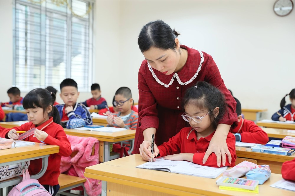 Bộ Chính trị, Ban Bí thư nhất trí chủ trương tiếp tục tuyển dụng viên chức đối với 2 ngành nghề này - ảnh 1