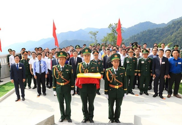 Lá cờ đỏ sao vàng chính thức tung bay trên đỉnh núi cao gần 1.500m gần biên giới Việt Nam - Lào - Trung Quốc, khẳng định chủ quyền lãnh thổ thiêng liêng nơi cực Tây - ảnh 2