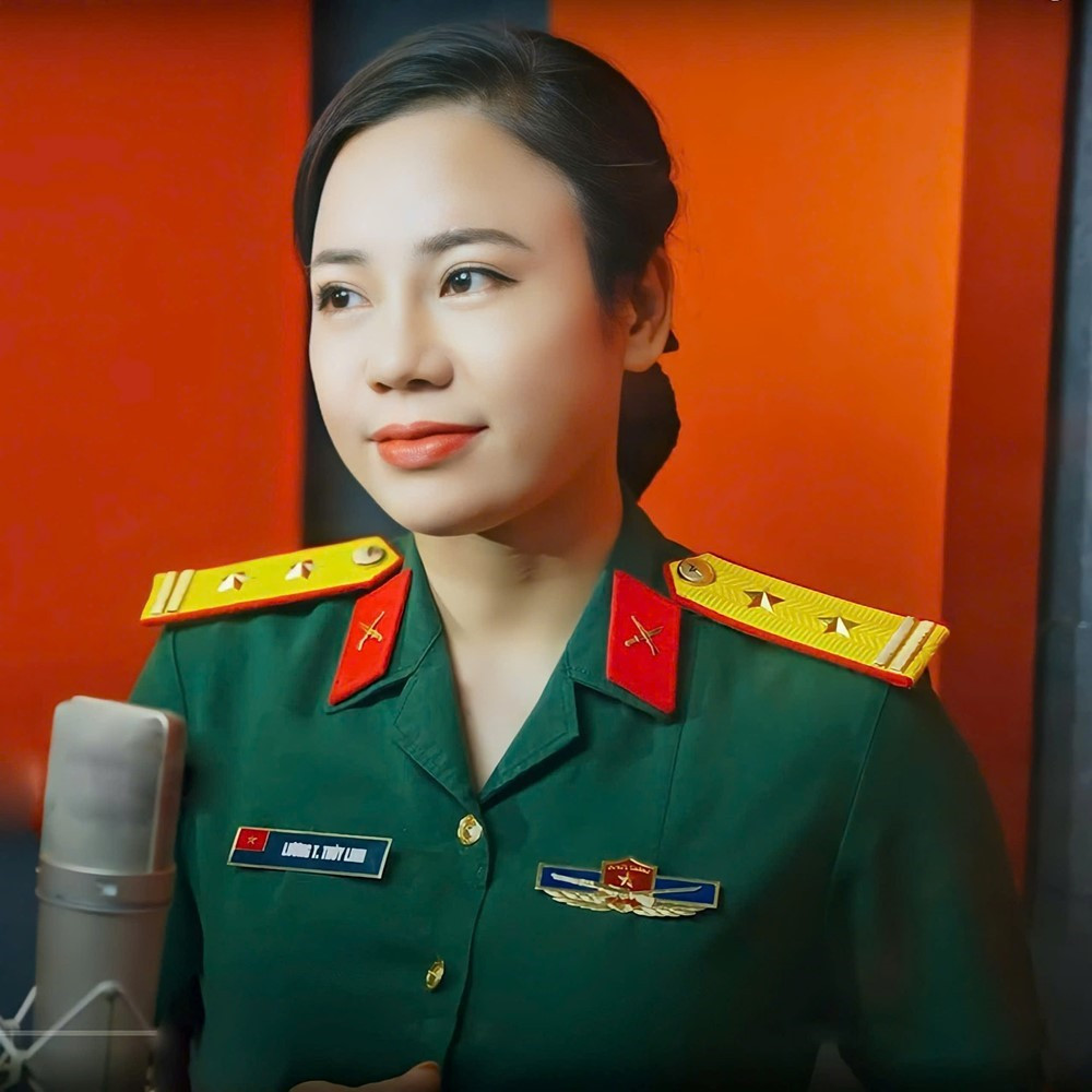 Nữ Trung tá quân đội quê Thái Bình mới 40 tuổi đã lên NSND, được mệnh danh là Hoa khôi làng chèo, đồng nghiệp xuất sắc của Đại tá Tự Long - ảnh 1