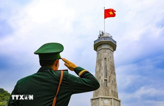 Lá cờ đỏ sao vàng chính thức tung bay trên đỉnh núi cao gần 1.500m gần biên giới Việt Nam - Lào - Trung Quốc, khẳng định chủ quyền lãnh thổ thiêng liêng nơi cực Tây - ảnh 1