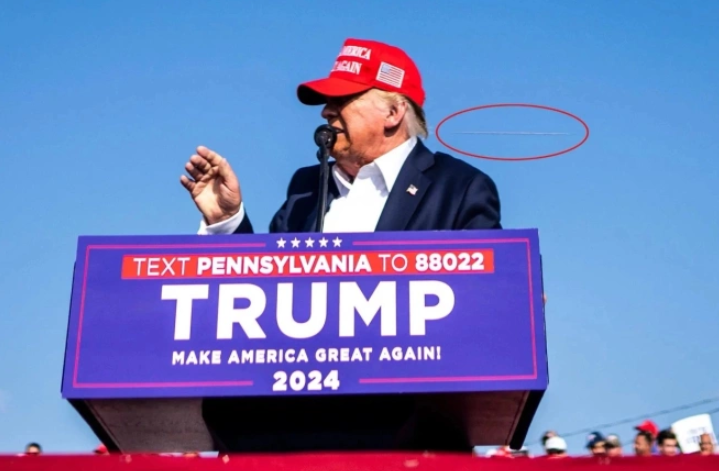 Chụp được khoảnh khắc viên đạn sượt qua đầu ông Trump, người đàn ông giành giải thưởng danh giá - ảnh 1