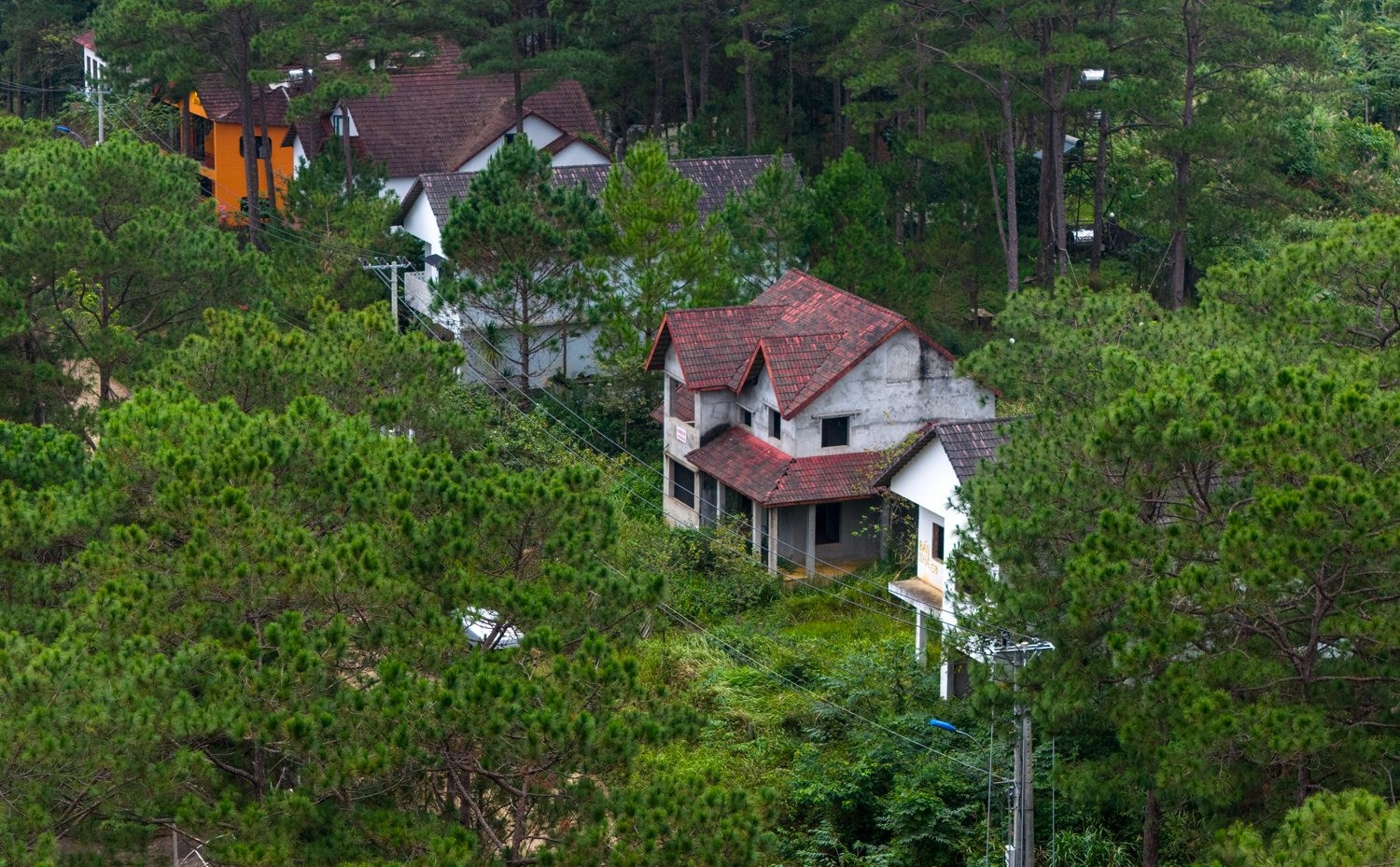 ‘Đà Lạt thứ 2’ của Tây Nguyên tồn tại la liệt biệt thự tiền tỷ bỏ hoang, trở thành điểm xấu xí giữa rừng thông lãng mạn- Ảnh 3. ‘Đà Lạt thứ 2’ của Tây Nguyên tồn tại la liệt biệt thự tiền tỷ bỏ hoang, trở thành điểm xấu xí giữa rừng thông lãng mạn- Ảnh 3.