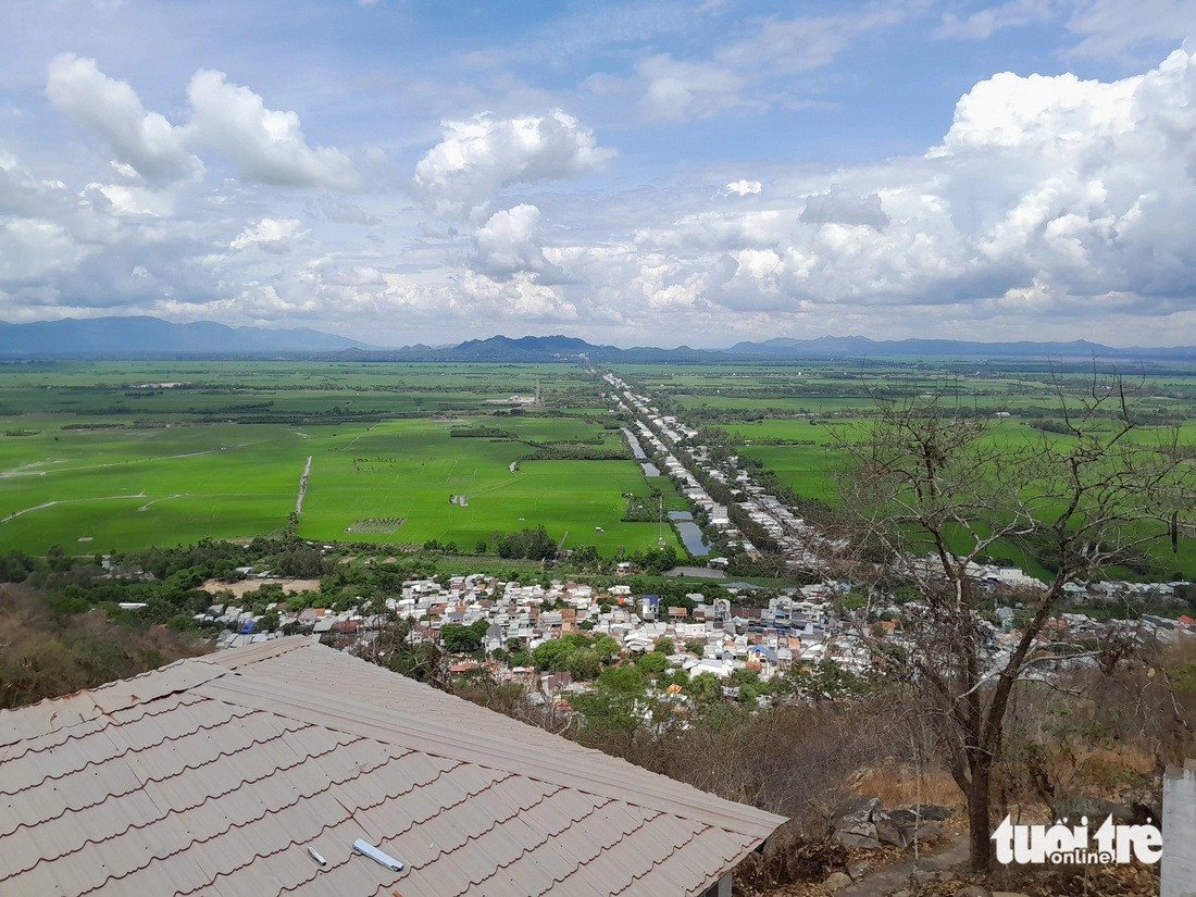 Bí ẩn về căn biệt thự bằng đá bỏ hoang hơn nửa thế kỷ cheo leo ở đỉnh núi An Giang: Như một pháo đài trung cổ thu nhỏ, địa thế độc đáo- Ảnh 1. Bí ẩn về căn biệt thự bằng đá bỏ hoang hơn nửa thế kỷ cheo leo ở đỉnh núi An Giang: Như một pháo đài trung cổ thu nhỏ, địa thế độc đáo- Ảnh 1.