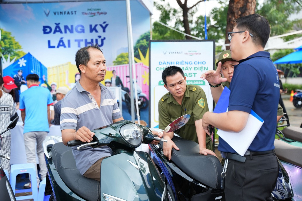VinFast đổ bộ thủ phủ công nghiệp Bình Dương: Giá xe máy điện chưa đến 15 triệu đồng, công nhân chen nhau lái thử
