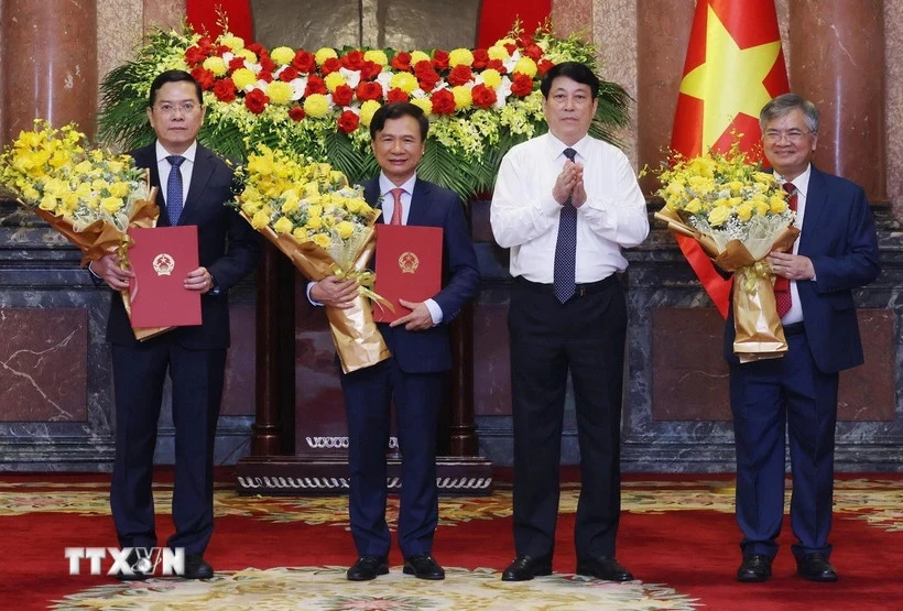 Chủ tịch nước Lương Cường trao Quyết định bổ nhiệm chức vụ Phó Chủ nhiệm Văn phòng Chủ tịch nước cho 3 đồng chí: Nguyễn Hoàng Anh, Cấn Đình Tài, Nguyễn Dũng Tiến. (Ảnh: Lâm Khánh/TTXVN)