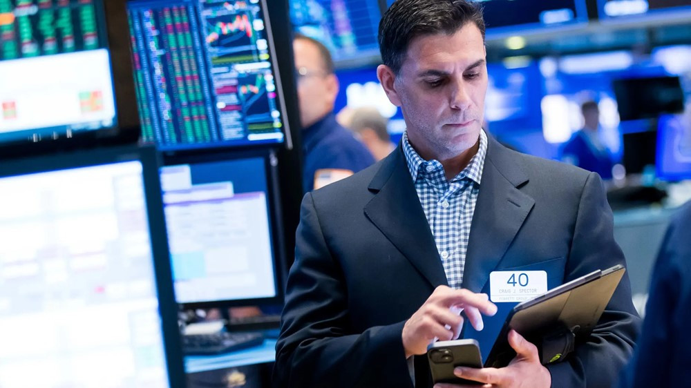 Dow Jones tăng hơn 500 điểm, Bitcoin vượt mốc 100.000 USD sau thỏa thuận Mỹ - Anh - ảnh 1