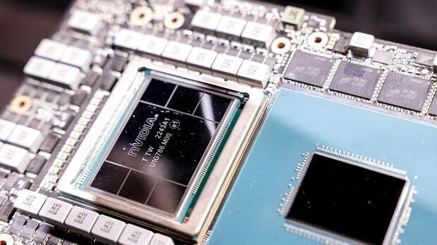 Tổng thống Trump chuẩn bị hủy bỏ lệnh hạn chế chip AI của ông Biden, Nvidia thở phào - ảnh 2