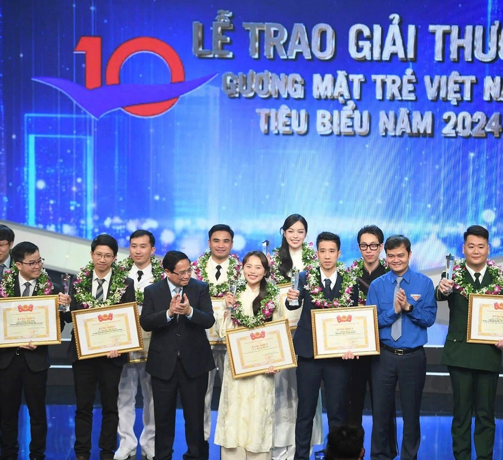Con nuôi Quang Lê 14 tuổi kiếm 140 triệu/show, 19 tuổi làm Chủ tịch công ty riêng, được 'chọn mặt gửi vàng' để biểu diễn trong Lễ Kỷ niệm 50 năm Giải phóng miền Nam, thống nhất đất nước - ảnh 7