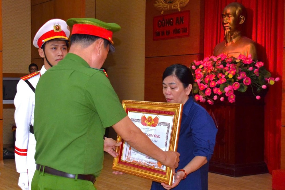 Trao bằng 'Tổ quốc ghi công' cho thân nhân Liệt sĩ hy sinh khi truy bắt tội phạm liên quan đến ma túy - ảnh 1