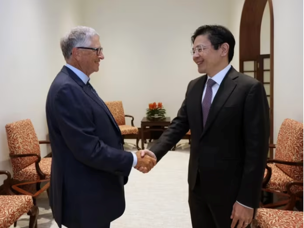 Bill Gates ‘gây sốt’ khi đến Đông Nam Á ăn cơm gà, sầu riêng, thịt xiên nướng vỉa hè, rót 159 triệu USD cho nước đông dân thứ 4 thế giới - ảnh 2
