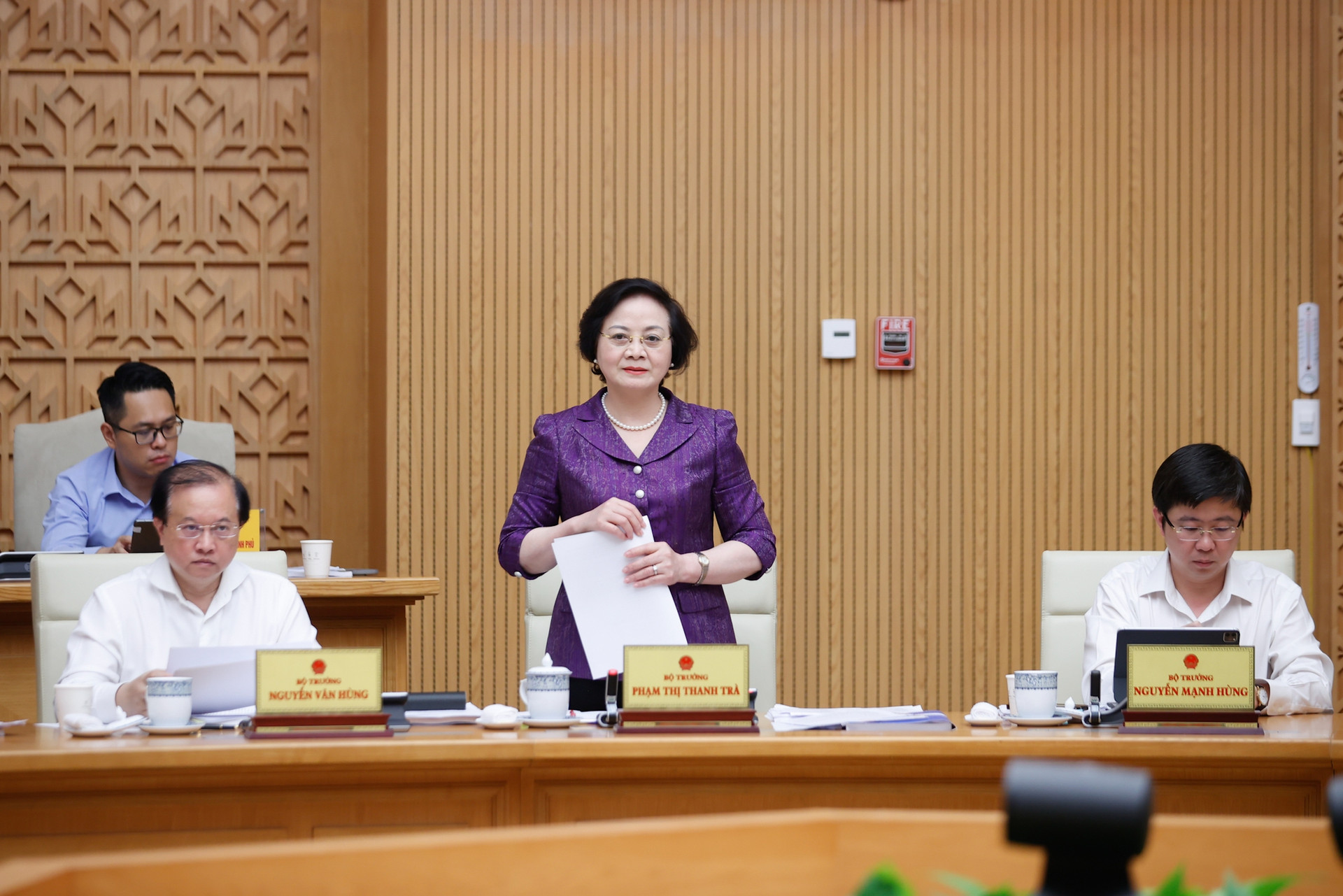 Thủ tướng: Khẩn trương bố trí đủ kinh phí, chi trả cho người nghỉ việc 'càng sớm càng tốt'- Ảnh 4. Thủ tướng: Khẩn trương bố trí đủ kinh phí, chi trả cho người nghỉ việc 'càng sớm càng tốt'- Ảnh 4.