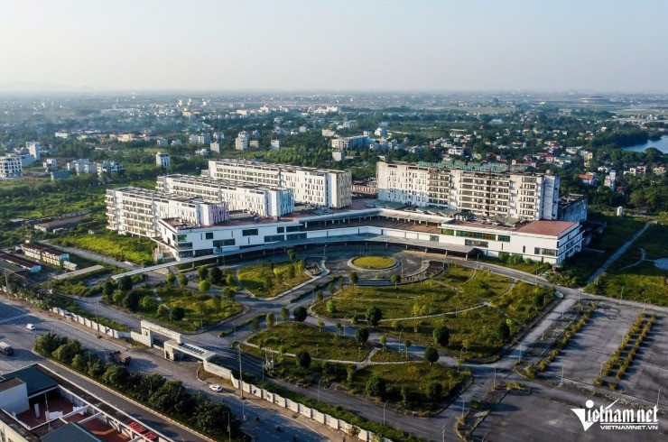 Bệnh viện nghìn tỷ bỏ hoang ngay sát cạnh Thủ đô: Từng được xây dựng theo tiêu chuẩn quốc tế, nay là khối nhà bong tróc phủ rêu- Ảnh 3. Bệnh viện nghìn tỷ bỏ hoang ngay sát cạnh Thủ đô: Từng được xây dựng theo tiêu chuẩn quốc tế, nay là khối nhà bong tróc phủ rêu- Ảnh 3.