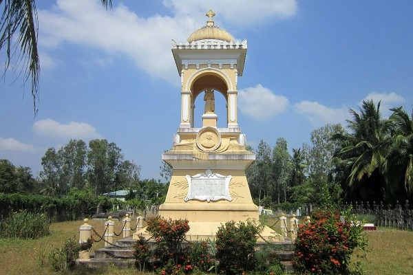 Ngôi mộ chôn đứng tồn tại hơn trăm năm giữa lòng miền Tây mang theo lời trăng trối cao ngạo của tổng đốc khét tiếng- Ảnh 1. Ngôi mộ chôn đứng tồn tại hơn trăm năm giữa lòng miền Tây mang theo lời trăng trối cao ngạo của tổng đốc khét tiếng- Ảnh 1.