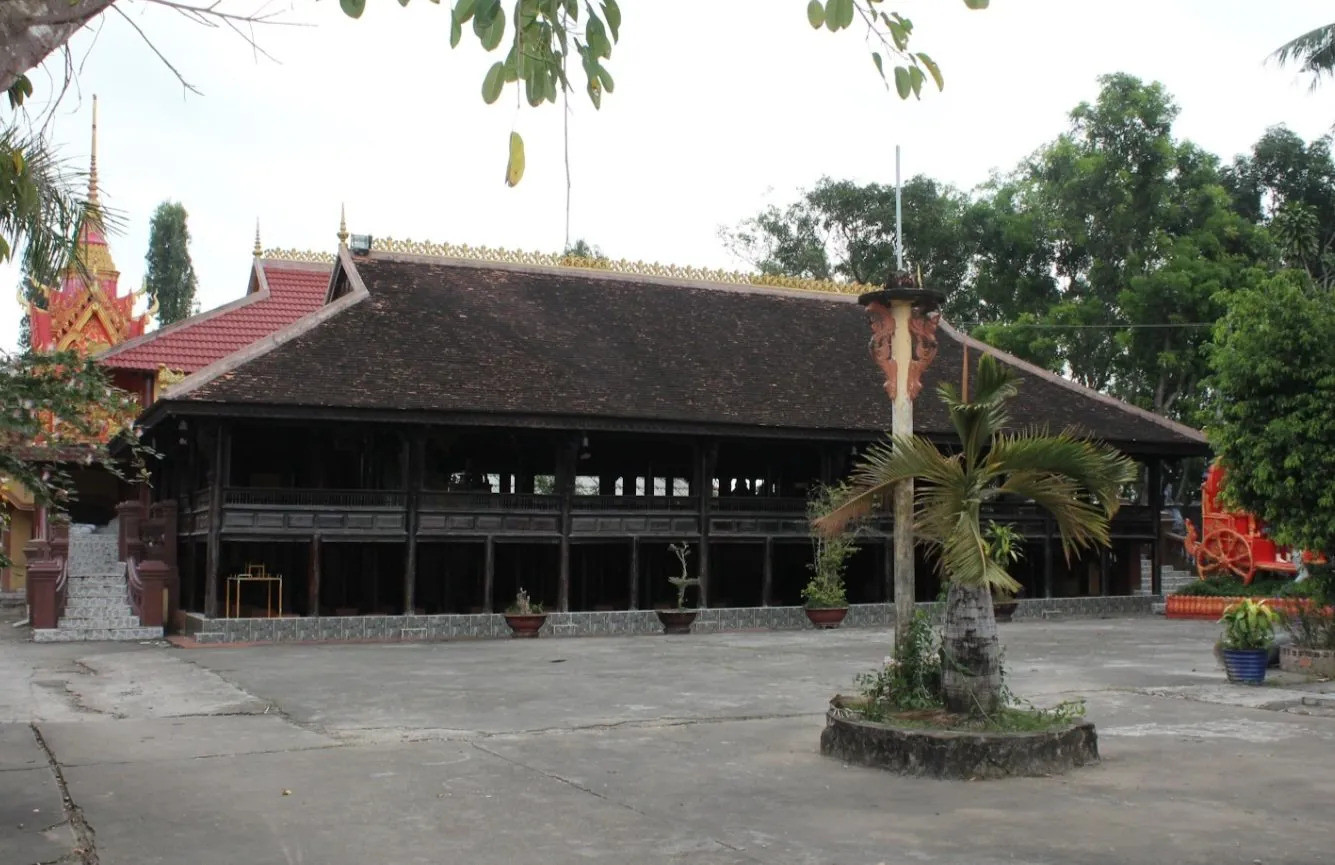 Giảng đường 110 tuổi dựng từ trăm cột gỗ quý, mang văn hoá đặc sắc của một dân tộc thiểu số, suýt bị giặc đốt phá vẫn vẹn nguyên- Ảnh 2. Giảng đường 110 tuổi dựng từ trăm cột gỗ quý, mang văn hoá đặc sắc của một dân tộc thiểu số, suýt bị giặc đốt phá vẫn vẹn nguyên- Ảnh 2.