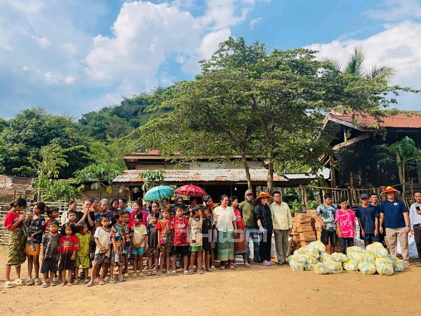 THILOGI của ông Trần Bá Dương đã vận chuyển lô hàng viện trợ đến Lào, chia sẻ khó khăn với người dân nước bạn