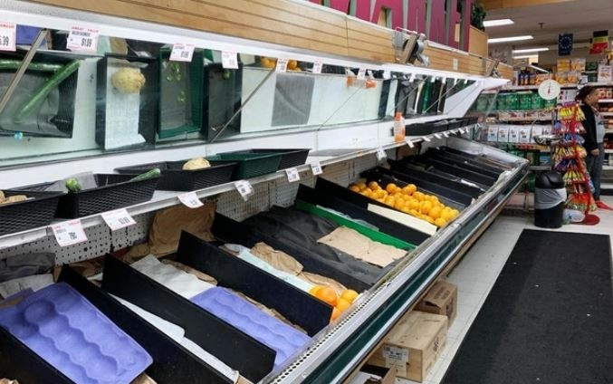 Các ông lớn bán lẻ Walmart, Target phải 'cầu cứu' Tổng thống Trump trước áp lực nhiều kệ hàng sẽ trống rỗng trong mùa hè này