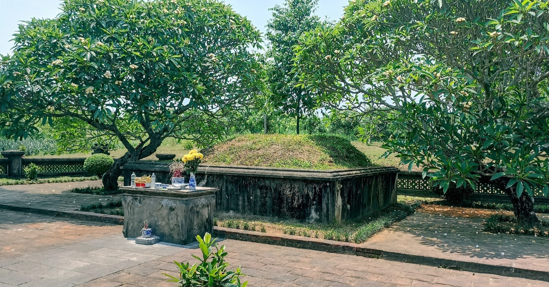 Bên trong khu lăng mộ vua Lê bị 2 người Trung Quốc xâm hại tìm cổ vật