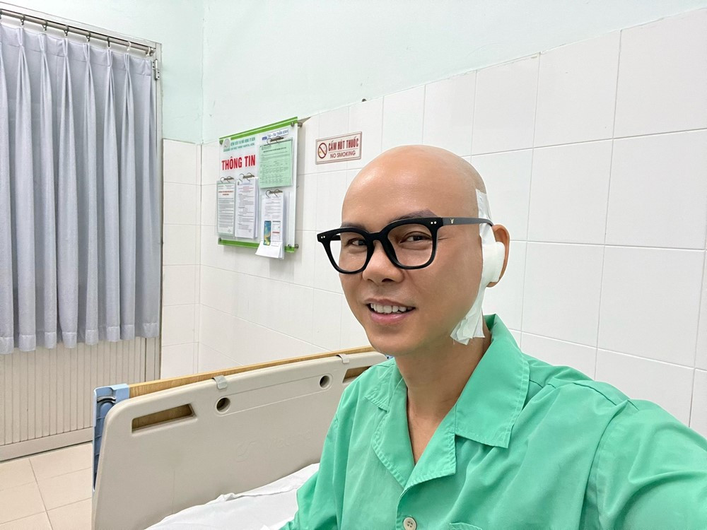 Ca sĩ nổi tiếng khắp Việt Nam là chủ nhân bản hit ‘Khúc Hát Mừng Sinh Nhật bị thủng màng nhĩ tai trái, phẫu thuật vá kéo dài 3 tiếng - ảnh 1
