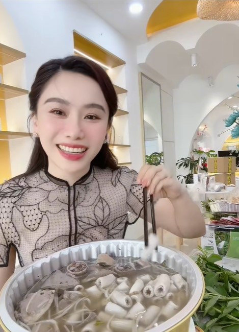 'Phú bà' miền Tây là MC nổi tiếng đài Vĩnh Long: Rất xinh, 40 tuổi vẫn trẻ như gái đôi mươi, lên video ăn lòng se điếu cũng hút 4 triệu lượt xem - ảnh 1