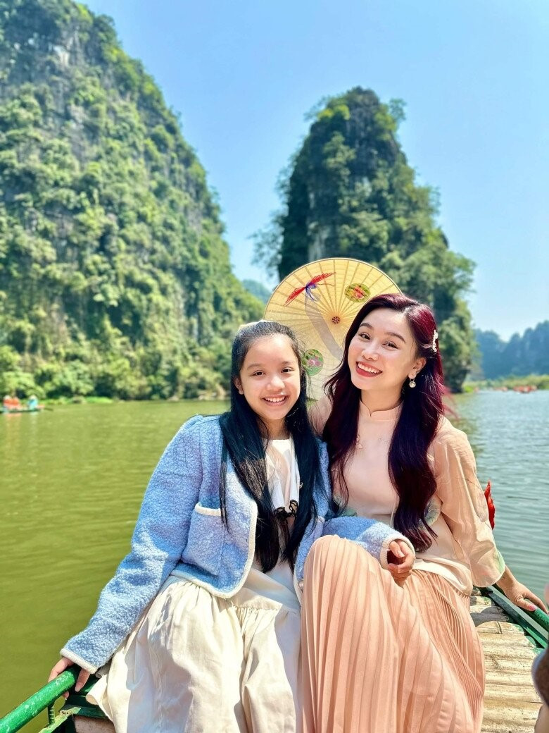 'Phú bà' miền Tây là MC nổi tiếng đài Vĩnh Long: Rất xinh, 40 tuổi vẫn trẻ như gái đôi mươi, lên video ăn lòng se điếu cũng hút 4 triệu lượt xem - ảnh 5