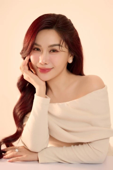 'Phú bà' miền Tây là MC nổi tiếng đài Vĩnh Long: Rất xinh, 40 tuổi vẫn trẻ như gái đôi mươi, lên video ăn lòng se điếu cũng hút 4 triệu lượt xem - ảnh 3