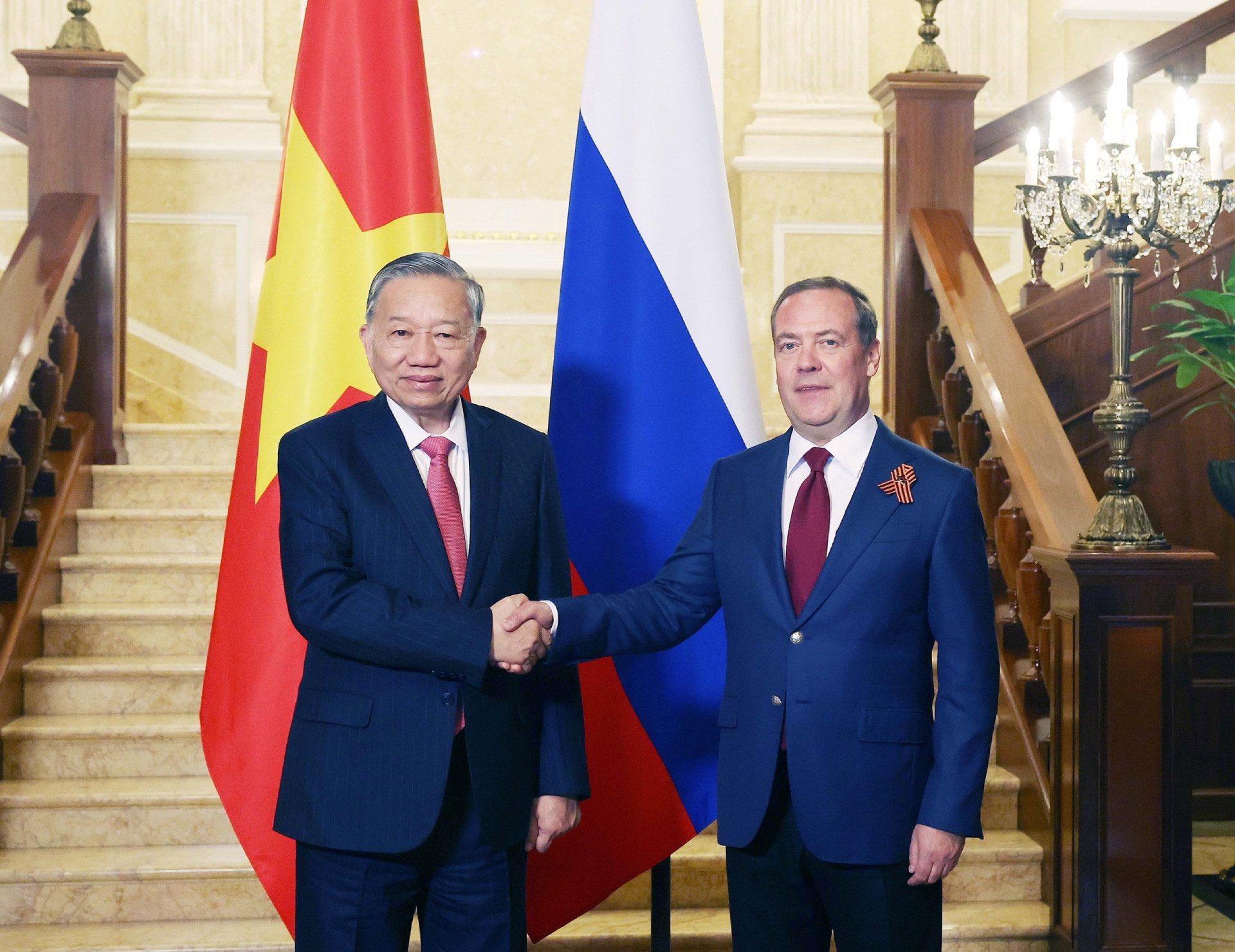 vnapotaltongbithutolamhoikienvoichutichdangnuocngathongnhatdmitrymedvedev8023359 17468274416221166904409 (1).jpg